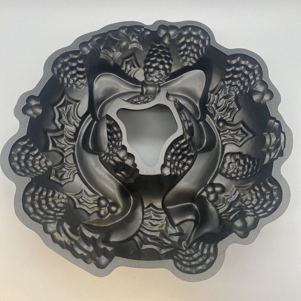 Nordic Ware Holiday Christmas Wreath Bundt Cake Mold Pan - Picture 7 of 7